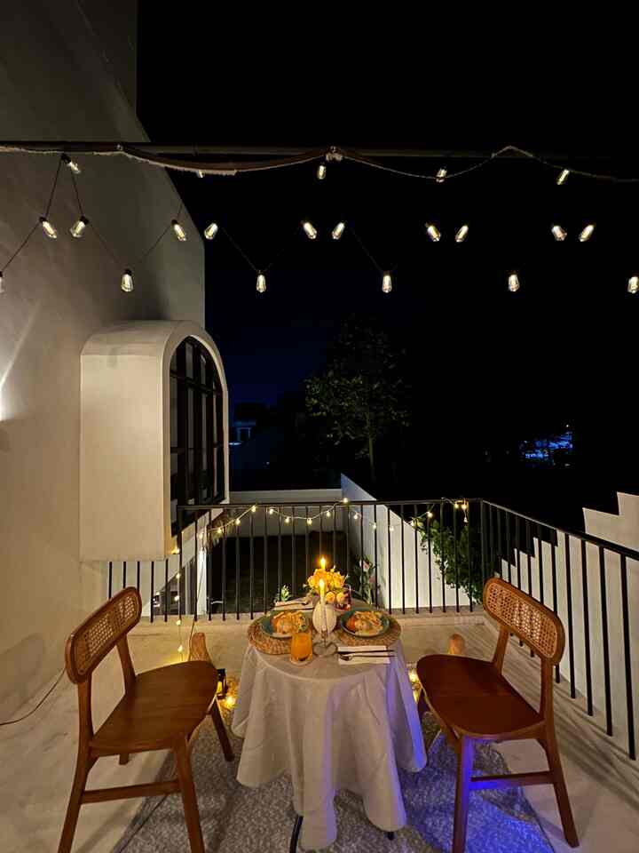 Previously it was just an empty balcony,
but with a little effort to lift a small round table up,
plus a makeshift tablecloth, lamps, candles, and a vase of flowers,
now it has become a witness to the most romantic night in our own home ✨

This wedding anniversary,
we celebrated just the two of us.
(Because the kids were watching Naruto in their room 😆)

It turns out, a romantic dinner doesn't have to be in an expensive restaurant...
just a heart that is willing to make the effort,
and a house full of sweet memories.

That night we chatted, laughed, and secretly gave thanks...
because in the midst of everything that continues to change,
we are still sitting at the same table.

This is my last post as an ambassador for Ohouse season 11.

Thank you @ohouse_id,
for being a part of the Nuestra Casa story.

Today I say goodbye as an ambassador,
but the story will continue to live in every corner of this house.

#goodbye #akubersyukur #thankyouohouse #DekorasiEstetik #SmallDecorItems #DecorativeItems #placemat #encenggondokplacemat #lamputumblr #vaseaesthetic #bungamawar