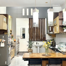 🌿 Dapur makin kece setelah makeover!
Cuma dengan nutup kolong meja dan bikin partisi kayu simpel, suasana dapur langsung berubah total 😍
⠀
✨ Kolong tertutup = dapur keliatan lebih rapi dan bersih
✨ Partisi = area dapur jadi lebih nyaman dan nggak langsung terbuka, ruang dapur terasa lebih private tanpa kehilangan cahaya atau sirkulasi udara.
⠀
Detail kecil, tapi hasilnya bikin betah lama-lama masak 💕
⠀
#WarnaCatRumah  #WallpaperDinding #wallpanelestetik #WallpaperEstetik  #Cat #PartisiMinimalis #MyDreamKitchen #KitchenRenovation #KitchenStyling #MakeoverDapur #DapurRapi #IdeDapurMinimalis #DekorasiRumah #HomeInspo #DapurNyaman #DapurImpian