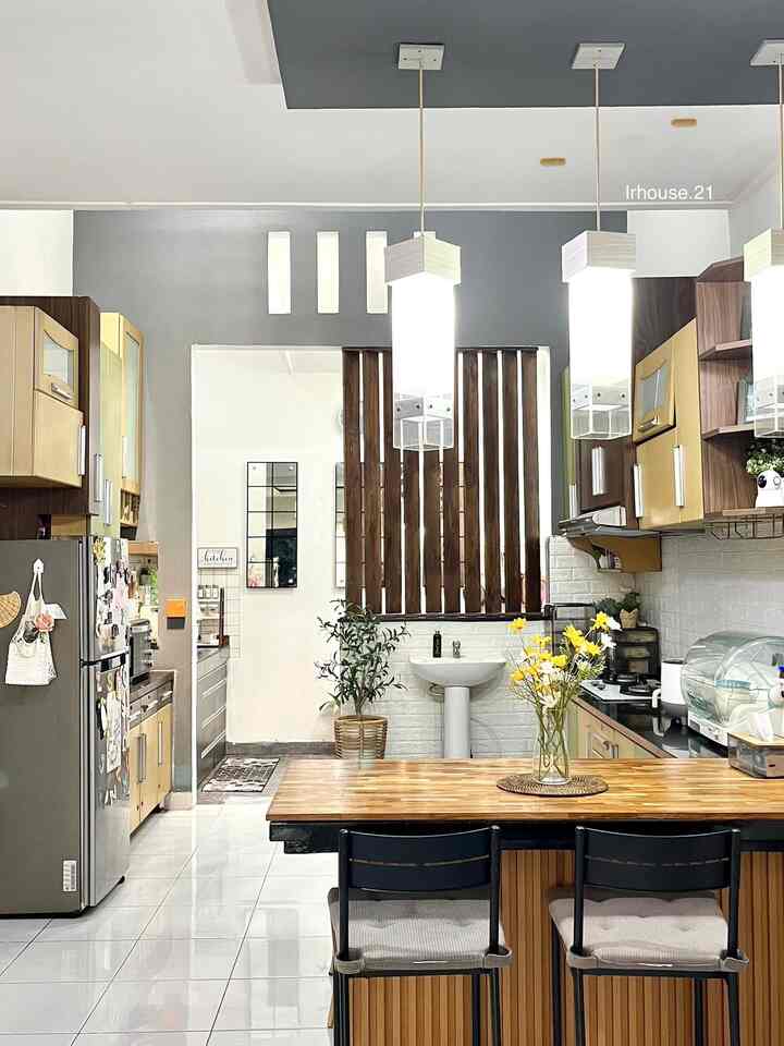 🌿 Dapur makin kece setelah makeover!
Cuma dengan nutup kolong meja dan bikin partisi kayu simpel, suasana dapur langsung berubah total 😍
⠀
✨ Kolong tertutup = dapur keliatan lebih rapi dan bersih
✨ Partisi = area dapur jadi lebih nyaman dan nggak langsung terbuka, ruang dapur terasa lebih private tanpa kehilangan cahaya atau sirkulasi udara.
⠀
Detail kecil, tapi hasilnya bikin betah lama-lama masak 💕
⠀

#WarnaCatRumah  #WallpaperDinding #wallpanelestetik #WallpaperEstetik  #Cat #PartisiMinimalis #MyDreamKitchen #KitchenRenovation #KitchenStyling #MakeoverDapur #DapurRapi #IdeDapurMinimalis #DekorasiRumah #HomeInspo #DapurNyaman #DapurImpian