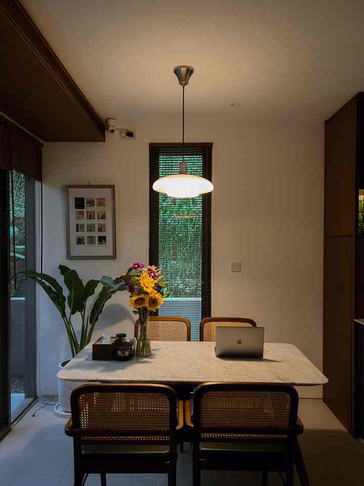 Dining room yang tak terlalu banyak aktivitas ini tetap kami beri sentuhan dekoratif biar ruang ini tetap hidup dan terasa hangat.

🌼 Vas bunga dengan pilihan warna yang calm jadi elemen kecil yang mempermanis meja.
💡 Lampu gantung kami pilih bergaya mid-century, sengaja dipasang tepat di atas meja makan—nggak cuma jadi focal point visual, tapi juga berfungsi maksimal untuk penerangan saat makan bersama.

Nggak perlu selalu ramai atau penuh. Kadang cukup satu-dua dekorasi yang tepat, rumah bisa terasa jauh lebih hangat dan personal #Diningroom #Mejamakan #Midcenturylamp #VasBunga #DekorasiEstetik #SmallDecorItem #DecorativeItems
