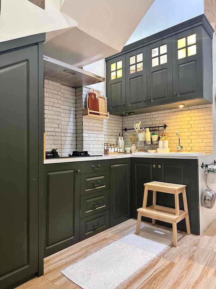Dapur mungil yang juga memanfaatkan ruang di bawah tangga, demi mendapatkan warna kabinet yang diinginkan sampai rela harus mengoplos cat yang langsung dikerjakan sama PakSu

#kitchenset #warnakitchenset #dindingkeramik #mydreamkitchen #kitchenrenovation #kitchenstyling #bandaaceh