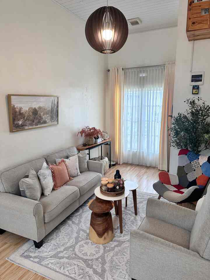 Perpaduan earth tone dengan nuansa kayu membuat suasana ruang tamu lebih cozy, serta sedikit sentuhan tanaman artificial menambah kenyamanan di ruang tamu ini

#lantaikeramik #plavonpvc #sofafabric #mejakayu #dekorasiestetik #smalldecoritems #decorativeitems #bandaaceh