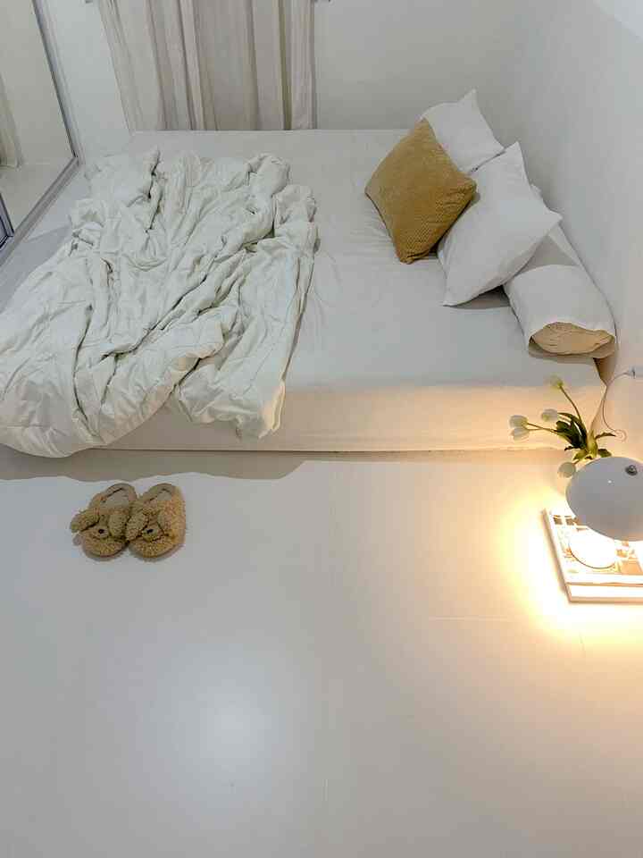 Halo, ini kamar tidur saya setelah direnovasi.
Saya mengganti ubin lama dengan marmer putih matte, dan kepala tempat tidur kayu dengan warna putih.
Saya tidak suka terlalu banyak barang di kamar.
Menurut saya estetika tidak berarti Anda harus memiliki banyak barang.
Hanya menata beberapa barang berguna dengan warna yang sama dapat menciptakan suasana yang sentimental.
Bagaimana menurut Anda? #warnacatrumah #dekorasiestetik #smalldecoritems #decorativeitems #bedroominspo #bedroomrenovation #rumahminimalis #minimalisthome