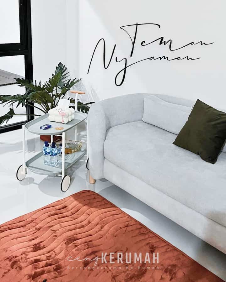 Teman Nyaman di #cengkerumah perpaduan ash grey - green - terracotta membuat vibes terang nan hangat cocok buat kamu yang takut dengan suasana gelap. 

#bercengkeramakerumah #rumah #dekorasirumah #rumahtanpaarsitek #tanpaarsitek #livingroom #sofaunik #meja #sofa #karpet #karpetruangtamu 