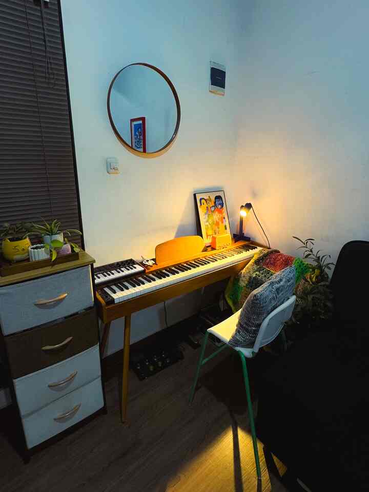 Dekorasi Estetik dan fungsional✨
di area favorit paksu banyak peralatannya yang sekaligus bisa dijadikan dekorasi estetik… 

seperti piano kecil dan speaker pinkyyyy menambah suasana lebih fun namun sesuai fungsi juga di area ini.

#LampuBiru #KursiHijauPutih #DekorasiEstetik
#SmallDecorItems
#DecorativeItems