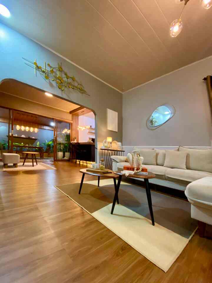 Ini caraku mendekorasi ruangan agar terlihat aesthetic. Pilihlah karpet yang unik yang selaras dengan tema rumah lalu tambahkan item-item dekorasi lainnya. Kamu juga bisa mendekorasi rumah agar terlihat lebih aesthetic. 

#Livingroom #ModernLivingRoom #RuangTamu #RuangTamuModern #LampuGantung #KarpetMinumalis #SofaMinimalis #Vunyl #HPL #Cat #MejaKopi #DekorasiAesthetic #SmallDecorItems #DecorativeItems