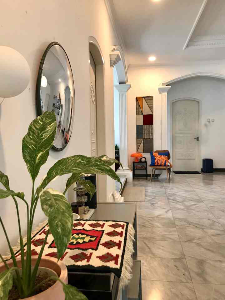 Warna dinding dan warna furniture besar yang netral, dikasih warna-warni di perintilan dekorasi. Dari mulai rug yang dijadikan pajangan dinding, rak yang dipenuhi dengan barang-barang hobi, tanaman hijau, lampu-lampu lucu, cushion cover dengan berbagai corak dan lain-lain.

#warnacatdinding #DekorasiEstetik #SmallDecorItems #DecorativeItems #openshelves #indoorplants #ikea #ikeahome