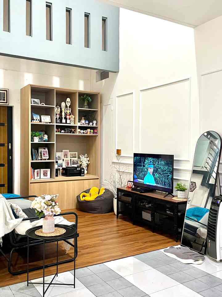 ✨ Tips Mempercantik Rumah dengan Dekorasi Estetik! ✨

Rumah yang nyaman nggak selalu harus mewah—cukup tambahkan sentuhan dekorasi yang tepat, suasana langsung berubah total!

Berikut yang bisa kamu tiru:
🌿 Rak Display Multifungsi buat pajang foto, koleksi
🪞 Standing mirror bikin ruangan terasa lebih luas & terang
🪑 Karpet & sofa bertekstur lembut menambah kehangatan
💡lampu meja & lampu led strip estetik dengan cahaya warm
🖼️ wall art kitchen menambah keestetikan di dapur
🌸 Aksen bunga & tanaman = bikin adem hati

Rumah jadi bukan cuma tempat tinggal, tapi tempat penuh cerita 🌟

#DekorasiEstetik #InspirasiRumah #HomeVibes #DekorasiRuangTamu #InteriorMinimalis #RumahNyaman #HomeDecorID
#WarnaCatRumah #CerminEstetik 
#DindingEstetik #Cat #DekorasiEstetik #SmallDecorItems #DecorativeItems #LampuEstetik #VaseEstetik #HiasanDinding