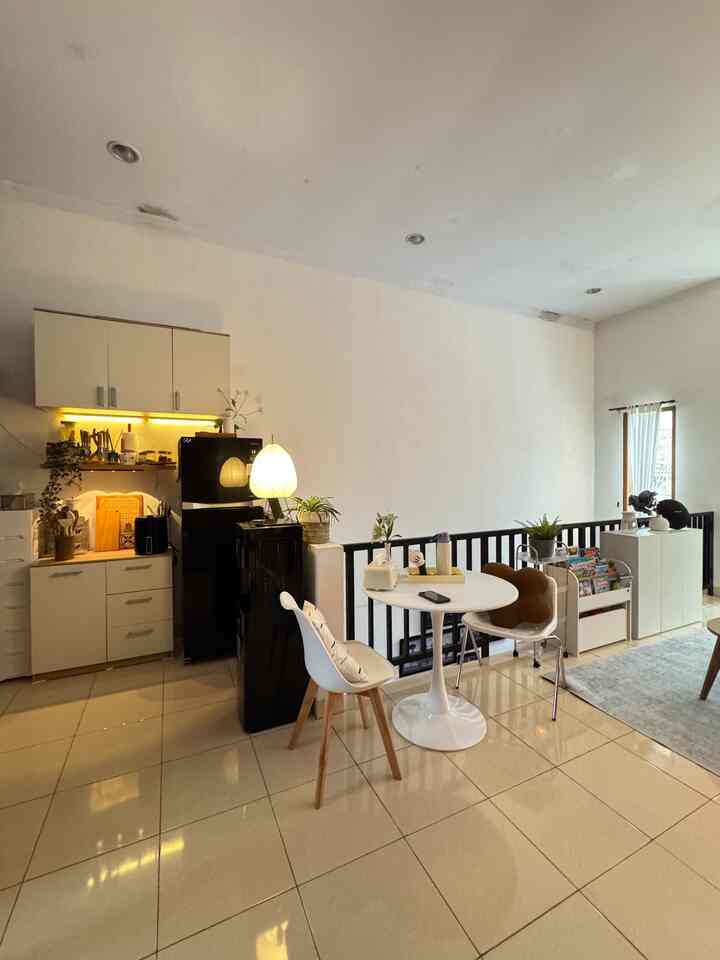 Proses renovasi mini pantry dilantai 2 

#mejamakan #kursimakan #kitchenset
#moodlamp
#catwarnarumah #rakdinding #kitchenrenovation #mydreamkitchem #kitchenstyling