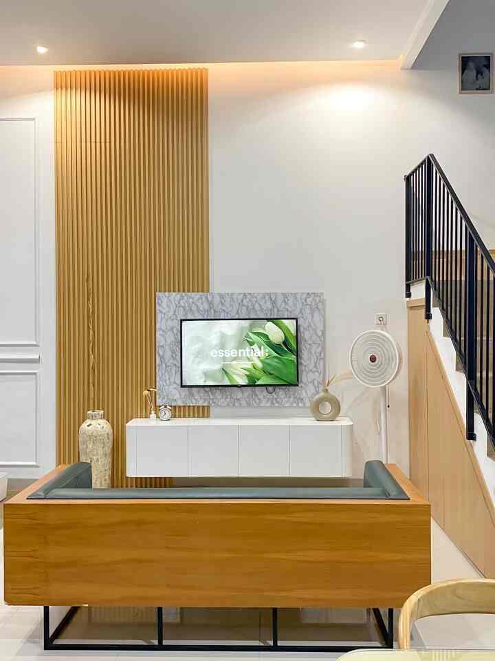 Ruang tamu ini bukan sekadar tempat singgah, tapi jadi titik awal kehangatan rumah. Tempat nonton bareng, ngobrol santai, sampai leyeh-leyeh sore ditemani teh hangat. 💚

Dulu cuma ruang kosong dengan sofa seadanya. Tapi pelan-pelan aku bentuk jadi ruang nyaman—yang mewakili rasa tenang dan pulang itu sendiri.

🌿 Sentuhan Warna & Nuansa
Sofa hijau jadi pusat ketenangan. Dipadukan dengan tone natural dari furnitur kayu, rak TV minimalis, dan dekor yang nggak berlebihan—semuanya bikin hati adem.

🌸 Fungsional Tapi Tetap Estetik
TV-nya bukan cuma buat hiburan, tapi jadi spot quality time. Lemari simpel menyimpan rapi semua kebutuhan, dan sudut kecil dekat jendela tetap terasa hidup karena ada tanaman.

✨ Ruang Kecil, Rasa Besar
Setiap detailnya aku pilih dengan hati—dari bantal, karpet, sampai penempatan vas bunga kecil. Karena bagiku, ruang tamu bukan soal luasnya, tapi soal hangatnya.

Semoga setiap yang singgah, bisa ikut merasakan nyaman dan damainya ruang ini 🤍

#DaoAtChallenge #SmallDecorItems #DecorativeItems
#DekorasiEstetik
#HomeDecorInspo
#RuangBahagia
#InteriorMungil
#PastelHomeVibes
#DecorWithLove
#EstetikaRumah