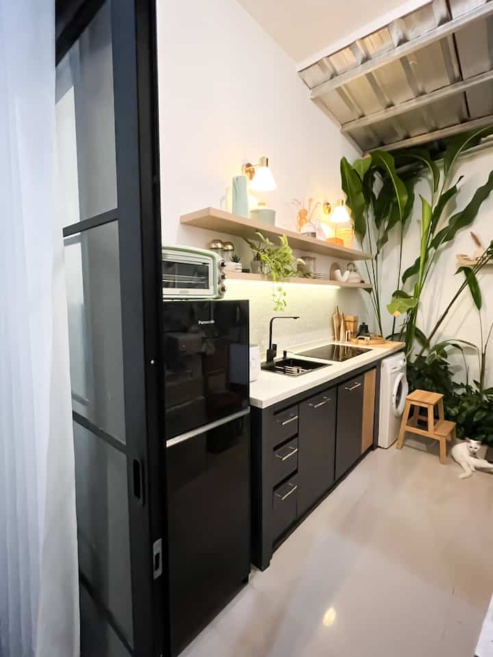 Ini adalah area dapur kami after renovasi. Dari diku memang punya mimpi mw punya dpaur minalis namun kental dengan nuansa tropis. Nah dapur tropis kami ini memang tidak besar, namun cukup untuk aktivitas masak memasak sehari2 kami. Tone warnanya kami pilih hitam, putih dan nuansa kayu agar masi dalam colour palet rumah kami. Semoga menginspirasi 🌿

#komporinduksi #mydreamkitchen #kitchenrenovation #kitchenstyling