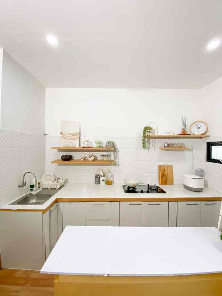 Secara tampilan, dapur ini mungkin nggak banyak berubah. Tapi justru dari sinilah aku mulai pelan-pelan berbenah, bukan cuma soal ruang… tapi juga soal kebiasaan.

🍳 mulai lebih mindful dalam memilih alat masak—perlahan ninggalin yang bikin waswas, dan pindah ke yang lebih aman & tahan lama.
🍽️ mulai lebih sering masak sendiri, bukan karena jago, tapi karena pengen lebih kenal sama apa yang masuk ke tubuh.
📦 mulai manfaatin tiap sudut dapur sekecil apapun. Karena di rumah kecil pun, dapur bisa tetap hidup dan fungsional.

Sekecil apapun ruangnya, kalau hati dan niatnya besar… insyaAllah akan terasa cukup & nyaman. 🌿

Semoga dari dapur ini, lahir lebih banyak kebaikan, kehangatan, dan makanan yang bisa jadi berkah untuk keluarga.

#KitchenMinimalis  #MuDreamKitchen #KitchenRenovasion #KitchenStyling
