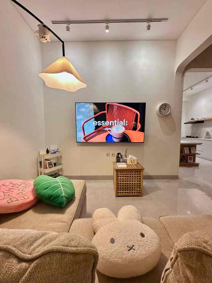 My living room isn’t big, and it was just a sofa and a big TV at first. So little by little, I started adding things to make it feel more me.

Untuk lampunya, aku butuh waktu lama banget buat milih😅 Super pilih-pilih karena pengen yang bener2 cocok. Akhirnya nemu juga lampu lengkung dari IKEA dan cup-nya yang bentuknya sangat gemes ini (the cup was surprisingly cheap, but looks so cute and gives the space a bit of character, so big win😄🎉)

Terus aku tambahin beberapa plushie lucu di sofa: kepala Miffy, bantal bentuk daun warna hijau (it makes the room instantly more cheerful), sama satu bantal bentuk kue Harry Potter. Di samping sofa ada troli kecil buat nyimpen buku dan barang-barang kecil kayak lilin aromaterapi.

Oh iya, jam dinding di samping TV! Itu juga lama banget mutusin beli yang mana. Soalnya aku nggak pengen jam yang biasa aja. I wanted something with a unique shape. Happy banget waktu nemu jam ini, bentuknya agak vintage, lucu, and something I genuinely liked💚💕

#bantalsofa #kaplampu #bantalcushion #dekorasiestetik #smalldecoritems #decorativeitems #dalkomspace