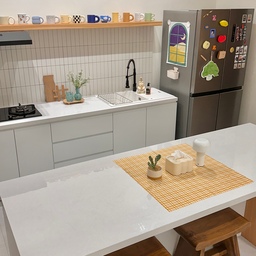 I like cute things.
So when I started decorating the kitchen, that’s exactly the direction I went.
Aku pilih perintilan lucu buat di dapur, kaya handuk tangan bentuk brokoli, magnet plushie yang lucu-lucu buat di kulkas, kain dekor kecil yang gemes, sama vas kaca warna-warni yang bikin suasana jadi cerah. Gak ada tema khusus sih sebenernya, I just added whatever made me smile.
Terus di rak terbuka atas backsplash, aku taruh koleksi mug-mug aku. Selain emang koleksi, ya sekalian jadi dekor juga. And a small way to show a bit of me in the space.
Not sure if it’s everyone’s cup of tea, but it definitely makes cooking and cleaning feel a bit more fun😄💕🌼
#backsplashdapur #hplputih #stoolkayu #mydreamkitchen #kitchenrenovation #kitchenstyling #dalkomspace
