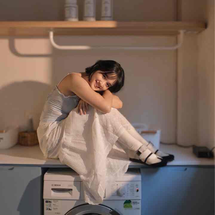 Have you ever imagined one color can be a #decorativeitem giving big impact? Kayak warna biru di #RumahSeupil yang ngasih aksen di lautan warna putih. Seperti ada sentuhan segar yang eye-catching dan ngasih mood yang lebih spesifik. #SmallDecorItems #DekorasiEstetik #MaterialKabinet