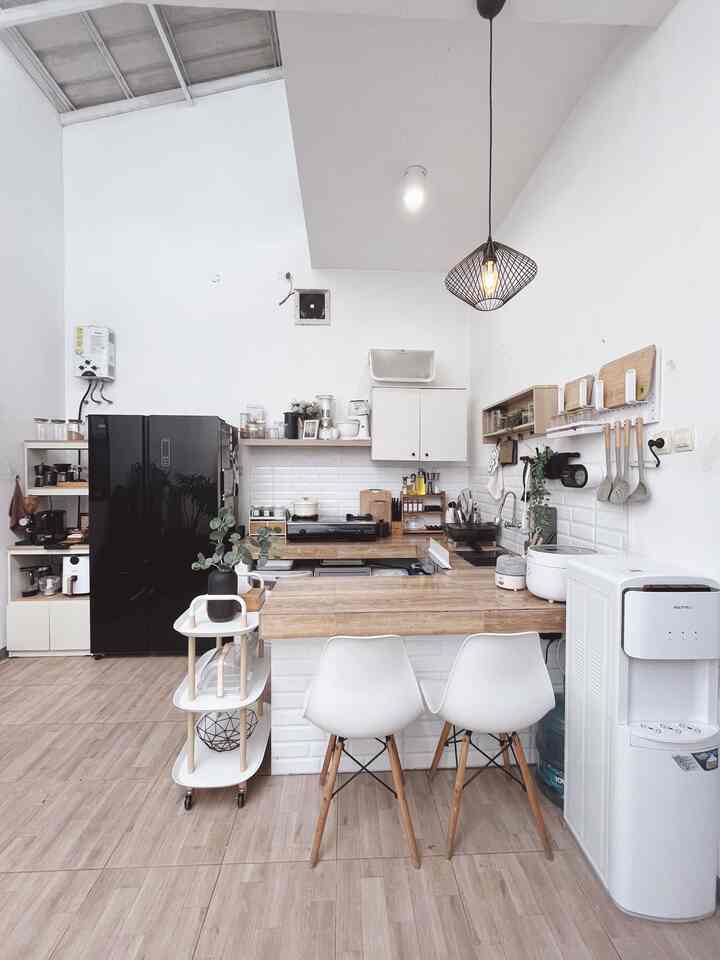 ✨ My Dream Kitchen 
Renovasi Dapur Bawaan Developer. Semula dapur bawaan developer hanya berbentuk sink kecil & sedikit area memasak sehingga sebelum menempati rumah ini kami melakukan beberapa renovasi, diantaranya : 
✨ Menambahkan Atap 
✨ Membuat Meja Dapur Cor dengan bentuk Letter U. Sengaja membuat dapur berbentuk U karena awal menempati rumah, kami belum memiliki meja makan. Sehingga area ini dapat sekaligus berfungsi sebagai meja makan. 
Sekarang meskipun kami sudah memiliki meja makan lainnya, area ini tetap bermanfaat sebagai island table untuk membantu proses persiapan memasak. 

Untuk yang sedang membangun dapur, semoga dapur kecil kami bisa sedikit menginspirasi ✨

#keramikdapur #keramikbacksplash #catdapur #lampu #toptabledapur
#MyDreamKitchen #KitchenRenovation #KitchenStyling