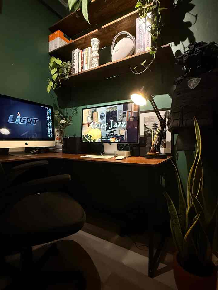 Item dekoratif diruang kertja ini seperti lampu meja yg berwarna hitam, lalu ambalan atau rak ini bisa digunakan u/ menyusun buku2 koleksi
serta cat hijaunya jg digunakan sebagai alat dekoratif juga

#MejaKerjaL
#Ideruangkerja
#LampuMeja
#SirihGading
#LidahMertian
#RuangKerja
#DekorasiEstetik
#SmallDecorItems
#DecorativeItems