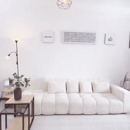 ✨ Dekorasi Serba Hitam 🖤 
Meski memilih warna cerah untuk interior rumah, kami memilih hitam sebagai warna dekorasi utama di rumah kami. 
Dari mulai item dekorasi kecil sampai ke cermin kami tetap menggunakan dekorasi berwarna hitam dengan finishing doff. Hal ini konsisten pada setiap ruangan, dari mulai living room sampai dapur tetap menggunakan tema yang senada yaitu black and wood. 
🖤🤎✨
#DekorasiEstetik #SmallDecorItems #DecorativeItems #floorlamp #vasebunga #kaligrafi #sidetable