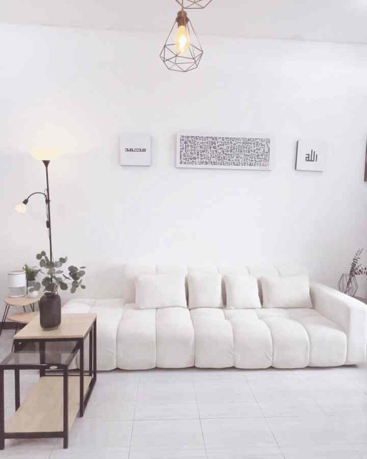 ✨ Dekorasi Serba Hitam 🖤 

Meski memilih warna cerah untuk interior rumah, kami memilih hitam sebagai warna dekorasi utama di rumah kami. 
Dari mulai item dekorasi kecil sampai ke cermin kami tetap menggunakan dekorasi berwarna hitam dengan finishing doff. Hal ini konsisten pada setiap ruangan, dari mulai living room sampai dapur tetap menggunakan tema yang senada yaitu black and wood. 

🖤🤎✨

#DekorasiEstetik #SmallDecorItems #DecorativeItems #floorlamp #vasebunga #kaligrafi #sidetable