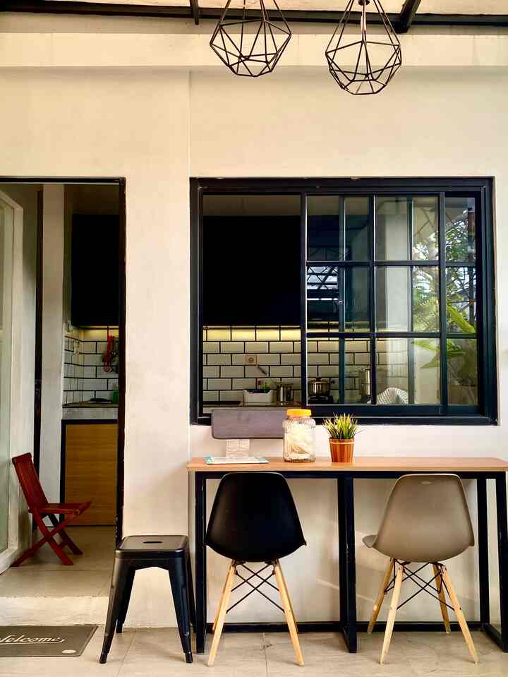 Menjadikan dream kitchen tdk lah proses yg cepat, yg awal nya di lalu dengan proses renovasi, agar terlihat spacious lalu stop proses dulu karena harus dilengkapi kitchen set , membuat dining area yg multifungsi. Kurang lebih 1 tahun proses kami sampai dengan area ini jadi seperti ini. Semoga menginspirasi yaa #kitchenset #kitchensetminimalis #bevel #mydreamkitchen #kitchenrenovation #kitchenstyling