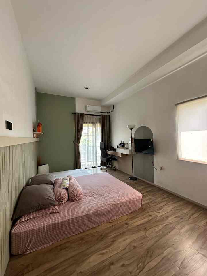 Karena kamar tidur untuk tempat beristirahat jadi kami membuat ruang yg agak spacious, nyaman dan aesthetic. 

Aesthetic tidak harus mahal, hanya dengan menggunakan walldecor saja membuat ruangan jadi lebih aesthetic.

Semoga menginspirasi yaa

#walldecor #catindustrial #catminimalis #dekorasiestetik #smalldecoritems #decorativeitems 