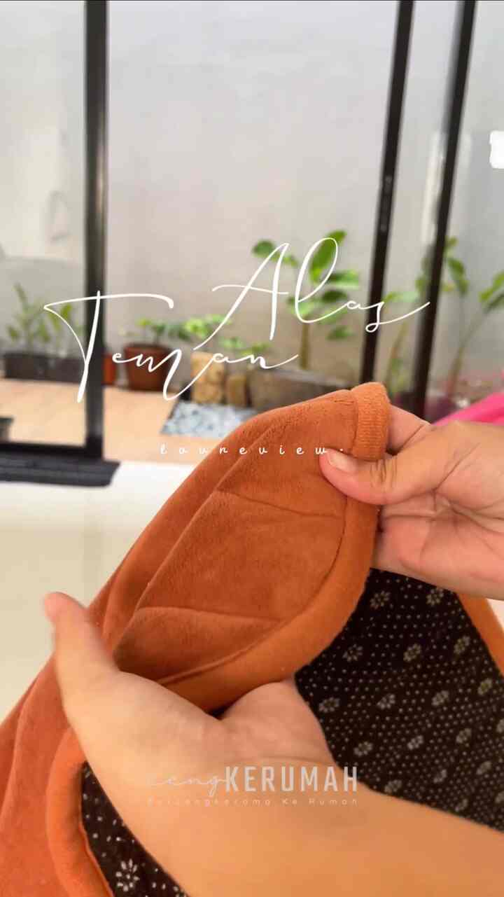 Hi Teman Bercengkerama 🖐🏻
Inilah Alas Teman #cengkerumah dari Dekoruma. Looks yang cozy aesthetic ditambah nature color terracotta membuat gak ragu memilihnya. Terlebih texture yang fluffy dan soft bgt jadi kids friendly bgt tentunya. Anak tetap safety dan rumah tetap cozy 🥰


#bercengkeramakerumah #Rumahpengantinbaru #homedecor #interiorruangtamu #karpetruangtamu #karpetempuk #alasempuk #dekorasirumah #dekoruma #homeliving #homestagram #homecafe 