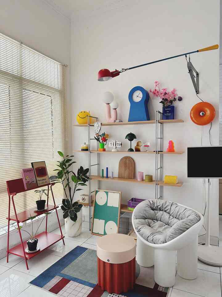 Ruang Tamu Gemess dengan Tampilan Baru‼️

Koleksi tambahan furnitur rak merah estetik dan lampu bergaya Pinterest membuat ruang tamu mini ini semakin memukau 😍 
#ruangtamu #furniturepinterest #ummaarrayyan #ummahaus