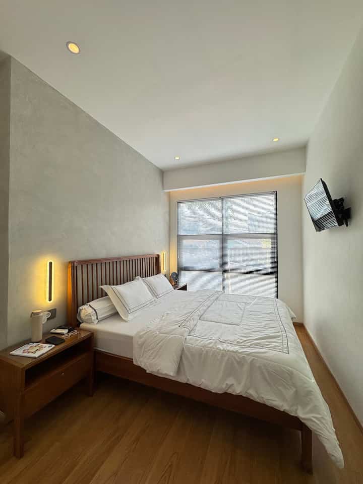 Less is more untuk kamar tidur yang nyaman ✨
Pilih warna netral, pencahayaan hangat, dan jaga area bebas dari clutter. Hasilnya? Tidur lebih nyenyak, bangun lebih segar! 🛏️
#BedroomTips #MinimalistLiving #HomeInspo #DeclutterYourSpace #CozyVibes