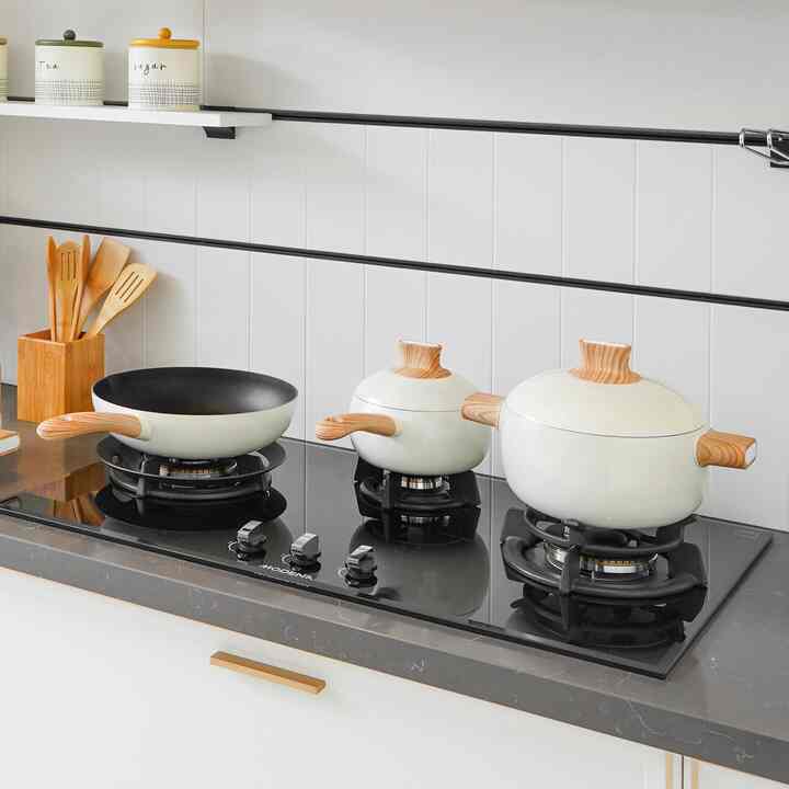 Kesederhanaan berpadu dengan kehangatan.
Putih bersih, kayu alami, dan pesona Japandi yang abadi — membuat memasak terasa tenang dan indah. 🍳🌿

#JapandiKitchen #MinimalLiving #Minimalist #KitchenInspo #Japandi
