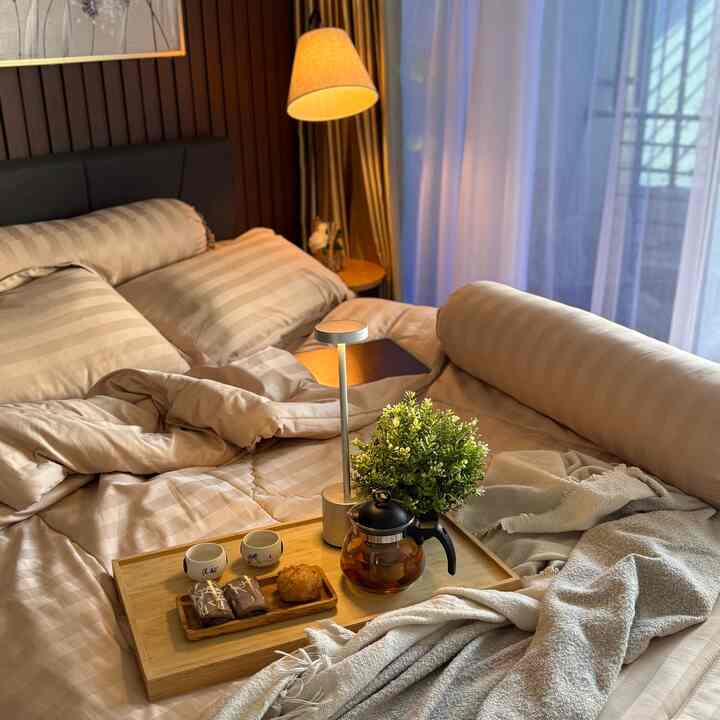 Morning breakfast di hari minggu yang santai. jadi bisa sarapan di ranjang meskipun dengan makanan camilan seadanya aja dengan kasur stopmotion dari zinus.

karena teknologi kasur stop motion dari zinus jadi bisa bikin stabil dan posisi kasur engga meleyot sehingga lebih tenang untuk meletakan sarapan di ranjang karena relatif lebih stabil dibandingkan dengan menggunakan spring bed.

#bedroom #kamartidur #kasurtidur