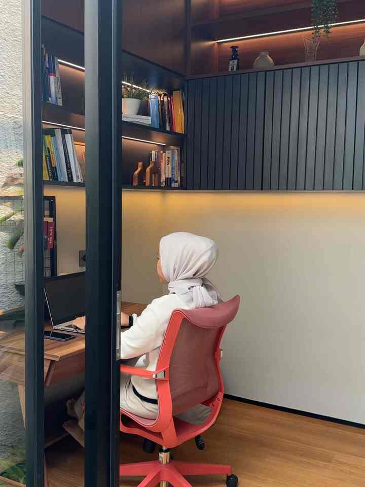 Ruang kerja bukan soal luasnya tempat, tapi seberapa dalam fokus dan ide bisa tumbuh di dalamnya. 🌿 #WorkFromHome #RuangKerjaNyaman #RuangKerja #KursiKerja #RumahMinimalis #MinimalisHome #MinimalisTropis #ScandiHome