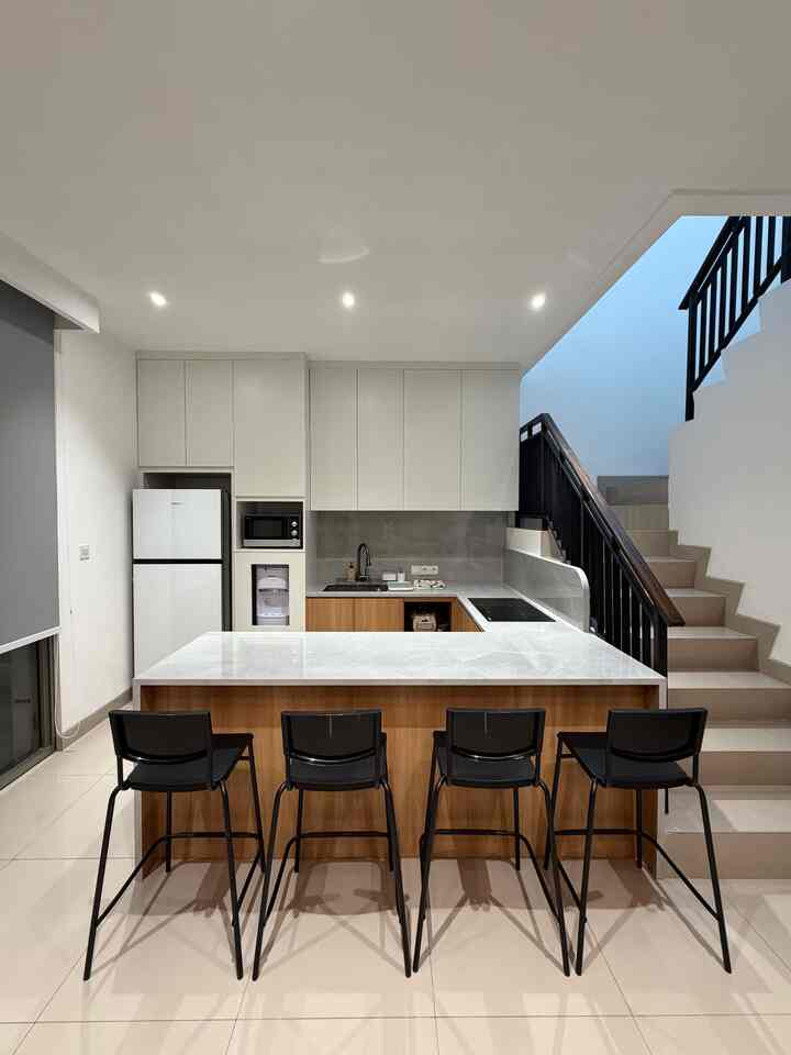 Hello 💕
Konsep rumah nya Modern minimalist. Warna netral dominan: putih, abu-abu, dan wood tone → bikin ruang terasa bersih & luas. 

Bar stool hitam bukan cuma tempat duduk, tapi juga elemen yang bikin aesthetic. 

#rumahminimalis
#barstool
#islandtable
#kitchen
#diningstyle
#homedecor 
#designdapur