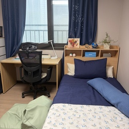 #오늘의우리집
#콘수프기록집 
장마철 무더운 여름 
시원한 시어서커  이불로  아이방을 꾸몄어요
커튼과도 잘 어울리는듯 합니다
비오는 날도 꿉꿉하지 않아요
#오늘의우리집  #콘수프기록집
#여름이불  #시어서커침구  #인견이불 
#바디필로우커버 #침대매트리스  #침대커버
#책상의자 #미러클락 #명화액자  #아메리칸블루