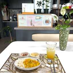 #오홈스토랑
무더운 여름 나를 위한 한끼
간단한 카레에 소소한 반찬 
시원한 아이스 유자차로 입맛을 당깁니다
#오홈스토랑
#콘수프챌린지  #오늘의우리집한컷
#식탁세트 #수저세트  #글라스컵 #미니볼
#린넨커튼  #이동식트롤리  #원목선반장  #커피머신