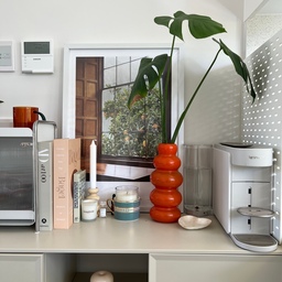 #커피존완성템
핸드드립커피도 에스프레소머신도 
다양하게 써보다가 다시 돌아온 네스프레소🤭
네스프레소도 오리지널을 쓰다가
올해 버츄오업으로 구매를해서 잘쓰고있답니다!
🔖네스프레소 버츄오 업 펄화이트
캡슐커피의 장점은 역시 간편하다는거..
에스프레소머신은 한번내리고 커피퍽이며 
스팀기며 뒷정리가 좀 귀찮더라구요..😅
핸드드립은 장비욕심이 끝도없어지구요ㅎㅎㅎ
이상하게 바쁘고 시간이없는 요즘은 간편한게
젤 좋답니다! 그래도 핸드드립커피를 좋아하기에
또 언젠가 장비를 열심히 사 모으게 될지도요🧡
#커피머신 #커피존 #네스프레소 #네스프레소버츄오 #이케아로꾸민집
