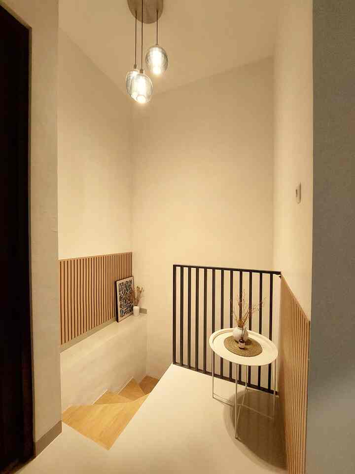 Dulu area tangga ini masih sepi dan kosong. Tapi setelah merubah bohlam jadi warm white, penambahan vas keramik dengan artificial flowers, dan beberapa item dekoratif kecil lainnya ternyata pojok sepi ini bisa lebih estetik ✨️

Ternyata menyulap sudut ruangan menjadi estetik tidak melulu membutuhkan budget yang merogoh kocek 💸 , item dekoratif yang murah meriahpun bisa dijadikan opsi asalkan kita memadupadakannya dengan cantik 🍃💕

#LampuGantungEstetik #RekomendasiCatRumah #WallSticker #CoffeeTable #WallArtEstetik #VasKeramik #DekorasiEstetik #SmallDecorItems #DecorativeItems