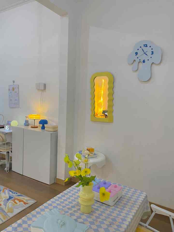 🏡✨ Ruang Cerita dan Warna: Cara Aku Percantik Rumah dengan Dekorasi Estetik ✨🌼

Setiap sudut rumah punya potensi untuk jadi tempat yang penuh inspirasi, asal kita mau menyulapnya dengan sedikit kreativitas dan banyak cinta. 💛

Awalnya, area ini hanyalah ruang kosong dengan dinding putih dan lantai kayu. Tapi aku selalu membayangkan ruang yang bukan cuma nyaman, tapi juga bisa mencerminkan kepribadian: playful, cerah, dan penuh elemen lucu. Maka dimulailah perjalanan kecilku menyulap ruang biasa menjadi tempat tinggal yang estetik dan menyenangkan. 🌈🧸

🌼 Pilihan Warna & Dekorasi
Aku memilih palet warna pastel ceria: kuning, biru, dan sentuhan putih netral. Warna-warna ini memberi kesan ringan, tenang, dan hangat. Lalu aku tambahkan elemen dekoratif seperti jam dinding berbentuk abstrak, cermin dengan frame kuning bergelombang, dan lampu-lampu mungil bergaya retro-modern untuk memperkuat karakter ruang.

🌼 Sentuhan Personal & Fungsionalitas
Setiap dekorasi bukan hanya cantik tapi juga fungsional. Meja kerja mungil dengan kursi empuk jadi tempat nyaman buat produktif, sedangkan lemari putih minimalis menyembunyikan barang-barang biar ruangan tetap terlihat rapi. Bahkan vas bunga, meski kecil, memberi suasana hidup dan segar.✨🌷

🌼 Detail yang Bikin Bahagia
Permadani bergaya lukisan dengan warna biru-oranye, taplak meja kotak-kotak pastel, hingga pencahayaan lembut dari lampu estetik — semuanya dipilih dengan hati. Setiap benda ada fungsinya, tapi juga punya cerita. Seperti bunga segar yang aku ganti tiap minggu, atau cermin kuning yang selalu bikin aku senyum setiap lewat. 😊🪞

Lewat ruang ini, aku belajar bahwa mempercantik rumah enggak harus mahal. Yang penting adalah menciptakan suasana yang bikin kita merasa nyaman, diliputi estetika, dan pastinya homey. 💛

Semoga ruang kecilku ini bisa jadi inspirasi juga buat kamu yang sedang ingin mendandani rumah dengan cara yang sederhana tapi bermakna. 🌟

#DaoAtChallenge #SmallDecorItems #DecorativeItems
#DekorasiEstetik
#HomeDecorInspo
#RuangBahagia
#InteriorMungil
#PastelHomeVibes
#DecorWithLove
#EstetikaRumah