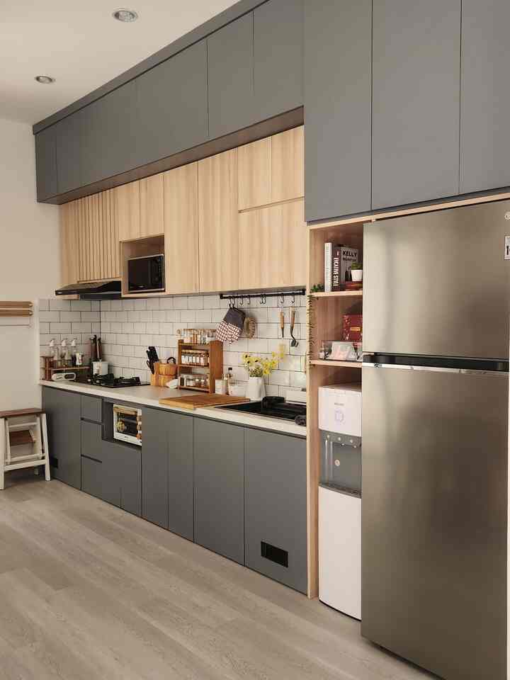 Bangun dapur impian dari 0. Langsung bagus gak? Tentu tidak. Sebagai pemula yang belum berpengalaman banyak hal yang belum sempurna. Aku sempat salah pilih warna top table. Yang akhirnya aku lapisi terrazo. Terus seiring berjalannya waktu, perlahan mulai menambah ornamen gantungan, mengganti dekor agar lebih wooden. Namun ternyata ada yang penting yang harus dilengkapi "lubang hawa" dan ini penting banget buat safety. Semoga cerita aku bisa menyempurnakan kamu dalam membangun dapur impian ✨️🫶🏻
#KitchenSet #KitchenSetMinimalis #PelapisMejaDapur #MyDreamKitchen #KitchenRenovation #KitchenStyling