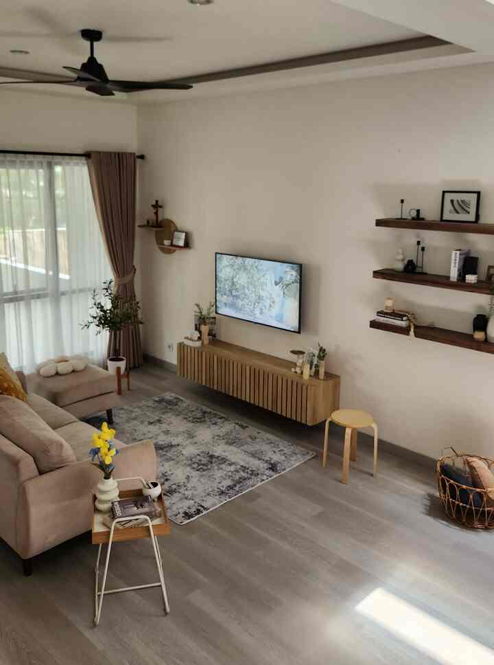 Ruang tamu adalah ruangan favorit kami. Karena itu kami pajang beberapa dekorasi yang membuat ruangan semakin cantik. Kami menggunakan kolaborasi dari dummy book, vase, frame, dan candle holder sebagai item dekor. Sementara untuk aksen penyempurna dekor kami menggunakan lampu kecil/ lilin dan wooden beads. Selain itu kami juga suka menggilir dekorasi agar tidak bosan. Semoga menginspirasi ✨️🫶🏻
#LivingRoom #LivingRoomDekor #LivingRoomIdea #DekorasiEstetik #SmallDecorItems #DecorativeItems