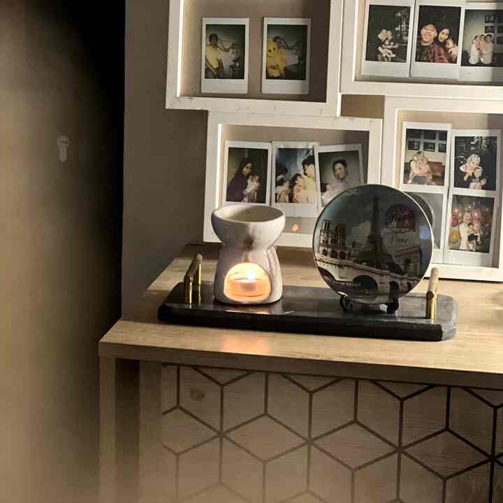 Rumah itu bukan cuma soal perabot, tapi soal cerita di dalamnya. Sengaja bikin collage photo frame  ini biar setiap lewat, selalu inget momen-momen seru bareng keluarga. 

#ohouse #dekoruma ​ #Aromatherapy #HomeDecorIndonesia #SuasanaMalam #RumahNyaman #WarmLight