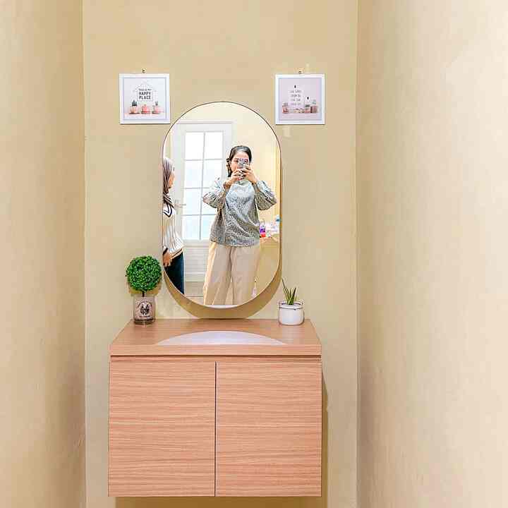 Ruangan ini sebelumnya gantungan baju yang kurang enak dipandang, dan pada akhirnya ide buat kabinet storage yang bisa nyimpan skincare dan apapun itu didalam lemari dan kaca, fyi cerminnya bisa dijadiin storage juga yaa jadi ga cuma ngaca doang hehe btw idenya dari pinterest #lemarikayu #lemaristorage #kacaestetik #cermindinding #cermininterior #kabinetwastafel