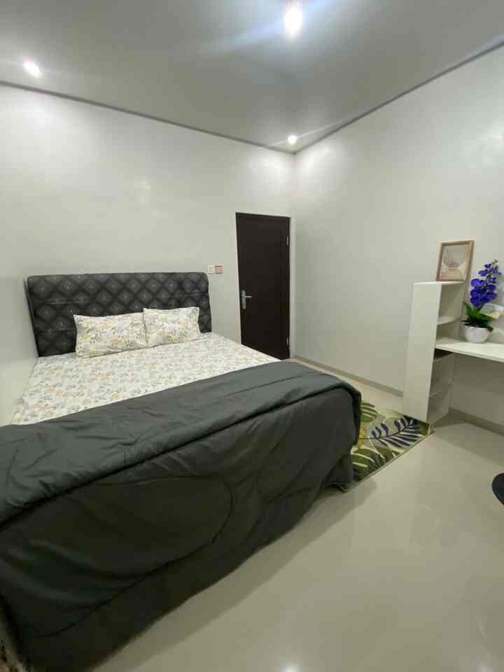 Ruang kamar tamu kami berukuran 3x2,5m 
Design dan dekorasi simple dan sederhana tapi nyaman dan bersih
Kami sengaja tidak menaruh lemari pakaian disini hihi

#KamarTamu #PlavonPVC #WarnaCatRumah #KamarMinimalis #RuangTerbatas #DeiraaHouse 