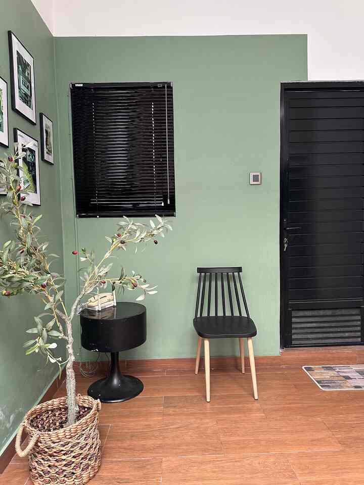 Ada kepikiran pengan merubah pojakan ini dengan memasang lemari storage untuk simpan baju2 yg belum disetrika plus sama meja setrikaannya tapi kuatir juga klo nanti jadi berasa sempit & belum tau juga itu perlu banget atau ga ya hahaha 


#pojokanaestetik #industrialstyle #openspacekonsep #lantaikeramikkayu #laundryroom #monochrometone #rumahlantaidua