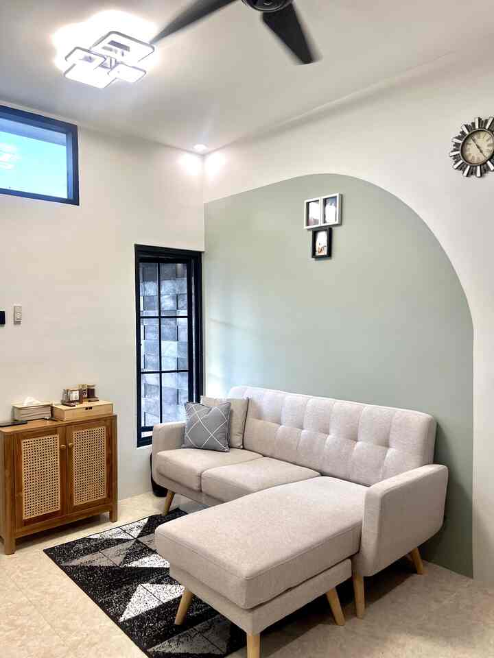 Tumbuh 😇

Living room dari sejak rumah ini di tempatin sampe sekarang. Kayak gak nyangka aja, dulu padahal kosong banget. Tapi kita udah pengen nempatin rumahnya. Bahkan gorden waktu itu belom jadi.

Bersyukur banget 🥹

#Rumah #RumahMinimalis #WarnaCatRumah #SofaMinimalis #LivingRoom #Cat #WallPanell