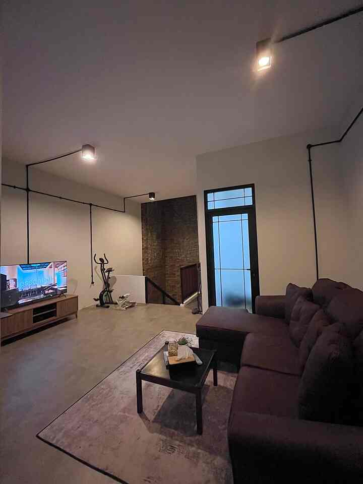 Living Room lt 2 - Night Vibe 

Untuk di rumah ku rata rata memakai lampu kuning(warm light) jadi suasana kalau malam lebih tenang , dan dirumah ini hanya memakai 1 macam lampu saja, tidak ada standing lamp semoga menginspirasi yak 
#lantaimatte #catspotless #lampumalam #rumahopenspace #rumahtanpasekat #Nightvibe