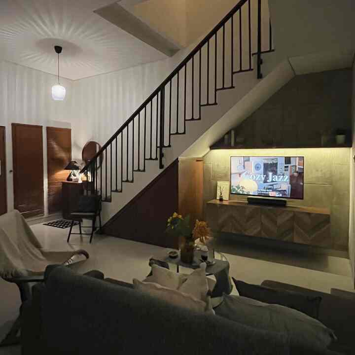 Night vibes at NRHome

Area living room yang menyatu dengan area lain, namun kami paling senang ketika malam hari.

Jenis lampu yangbkami gunakan berwarna warm white karena agar lebih terasa cozy saat malam hari. 

Biasanya jika malam hari kami menyalakan lampu LED strip di area meja TV, lampu dinding & table lamp. 
#SofaMinimalis #RumahOpenSpace #RumahTanpaSekat #NightVibe #KitchenSetMinimalis #sofaruangtamu #sofa3dudukan #RumahMinimalis #RuangTVMinimalis