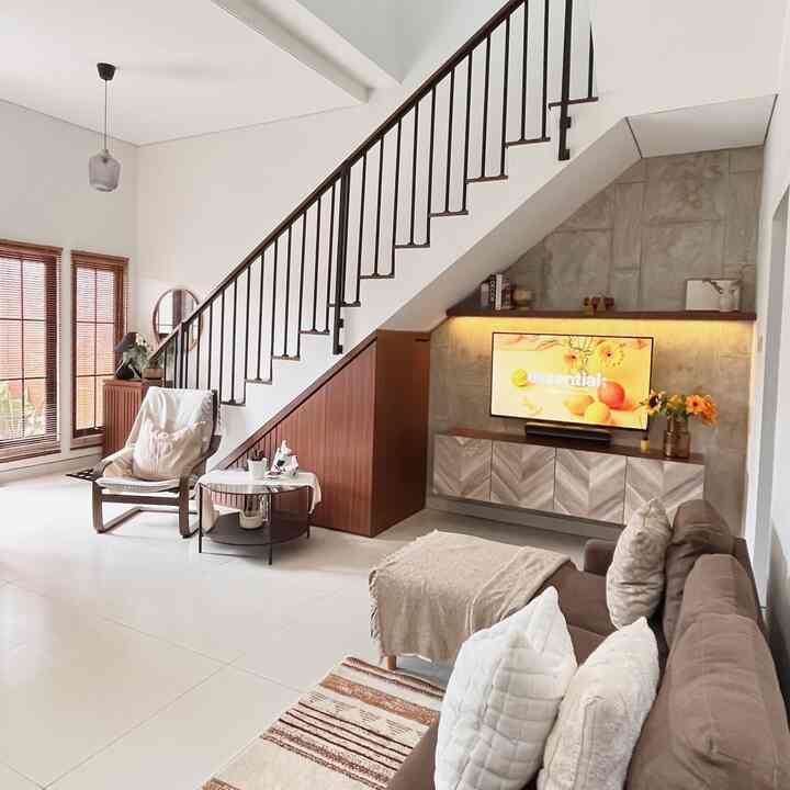 RE-LAYOUT LIVINGROOM

Pasca lebaran akhirnya kami memutuskan untuk re-layout livingroom. Untuk sofa L dirubah menghadap ke area luar, agar pandangan lebih luas ketika duduk di sofa.

Kami juga membuat enterance di depan kabinet bawah tangga, menggunakan kursi santai & round table. 

Kami melihat ya area open space/open plan ini lebih luas dari sebelumnya. 

#LivingRoom #LivingRoomMinimalis #IdeLivingRoom #CatdindingEstetik #RuanganOpenSpace #RuangTamu #RumahMinimalis #homecafe  #Homedecor