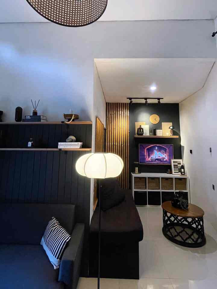 —— Night Vibes 🌙🛋️

Ruangan kecil bukan berarti terbatas, yang penting bisa styling dan lighting-nya oke.

Ruang tamu dan ruang keluarga ini mungil, tapi tetap estetik dan nyaman buat santai malam hari. Dan jadi spot favorit ngumpul keluarga disini.

Warna gelap elegan seperti hitam dan charcoal dipadukan dengan unsur kayu bikin suasana hangat. Pencahayaan lembut dari standing lamp bikin suasana makin cozy.

Penambahan Furnitur multifungsi: rak + storage jadi satu, ambalan dinding untuk menyimpan dekorasi juga cocok buat ruang terbatas.

Semoga menginspirasi 🖤🤎🤍

#Standinglamp #sofa2seater #sarungbantal #roundtable #coffeetable #lampusorot #wallbatten #rakdinding #ambalan #rakstorage #livingroom #inspirasiruangtamu #smallhouse #ruangtv #ruangtamu #RuanganTerbatas #LivingRoomMungil #NightVibe