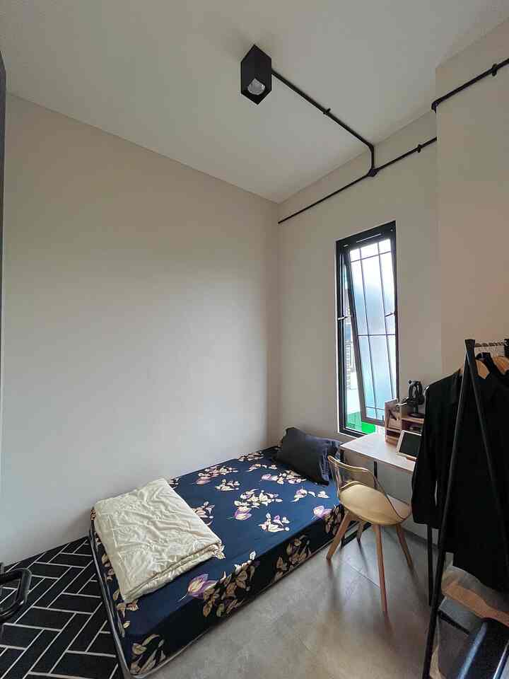 Hai pasti belum pernah melihat kamar ini, kamar yang terletak di lantai 2 ini ukurannya sangat imut sekitar 2,5x2,6 m 

Untuk furniture sengaja ga pilih yang bulky dan sementara kasur nya masi lesehan aja,

Untuk vibes nya masi sedikit industrial dengan ada nya instalasi listrik ekspose mengikuti tema yang kami usung di lantai 2 ini 

Semoga menginspirasi yak 

#kamar #kamarminimalis #industrialdesign #listrikekspose #lantaimatte #rakterbuka #mejabelajar