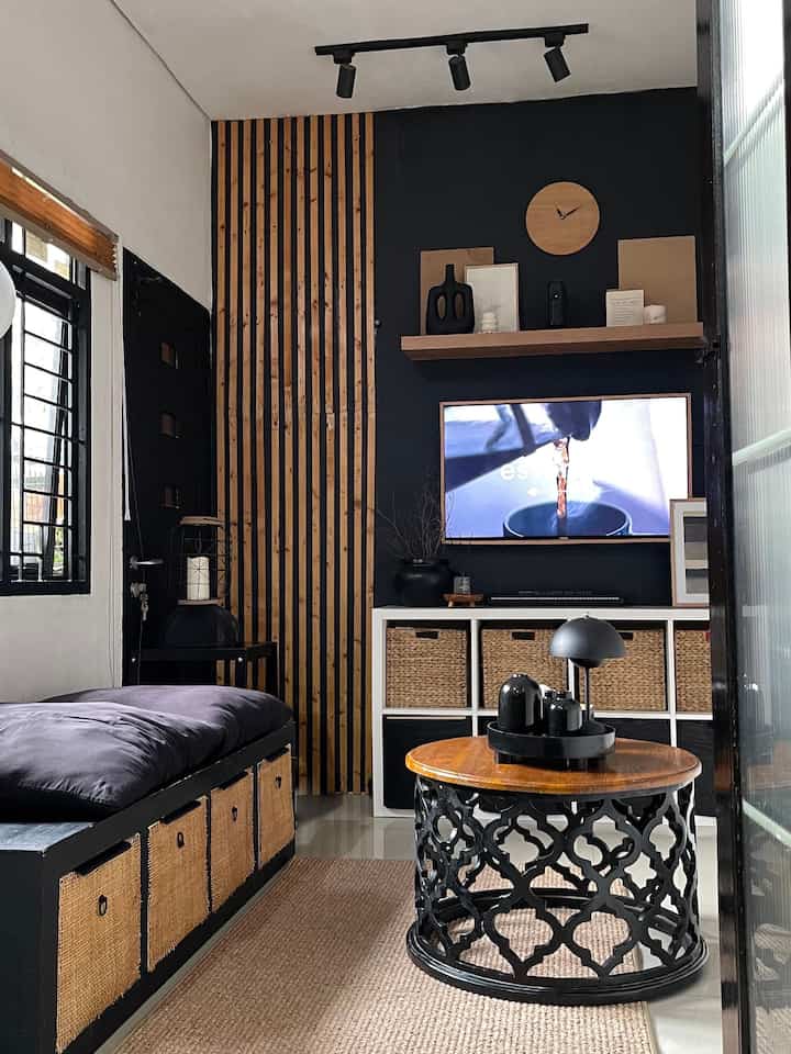 —— Bold Living Room 🖤

A small but bold living room? It's possible!
With the dominance of elegant black and the choice of natural materials such as rattan and wood, this room has a strong character without feeling stuffy.

Tips?
• Use multifunctional furniture such as benches with hidden rattan drawers
• Open storage keeps the room neat but not stiff
• Dark and neutral color contrasts give a modern and warm impression
• Vertical accents from wood panels create the illusion of a taller room
• Minimalist and matching decor keeps the room alive

Hopefully inspiring 🖤🤎

#roundtable #coffeetable #bench #storage #raktv #wallbatten #slatwall #catdinding #karpet #rugs #livingroom #ruangtamu #ruangkeluarga #smallhouse #ruangankecil #rumahkecil #rumahmungil #rumahdeveloper #rumahcluster #boldlivingroom #warmandbolddecor 